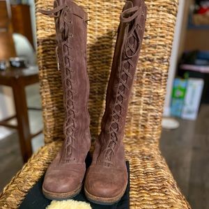 Woman’s UGG lace up leather boots size 9